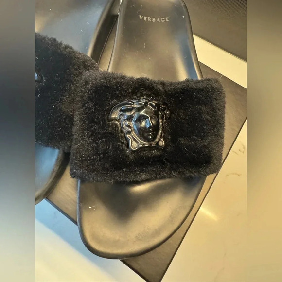 Versace la Medusa fur slide sandals black logo with box & reciept size 40 or 9.5 - Picture 6 of 7